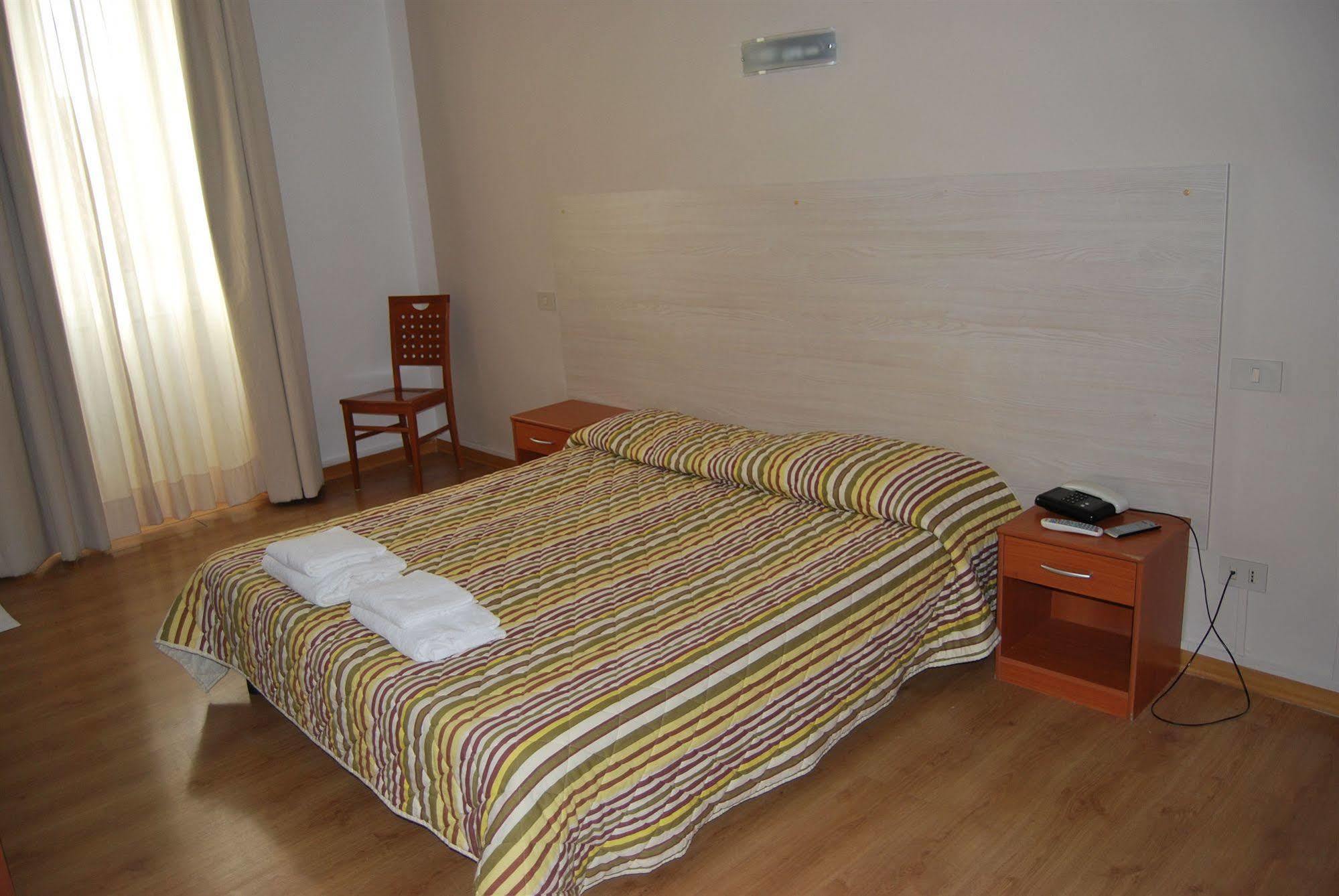Hotel Alabarda ตรีเอสเต ภายนอก รูปภาพ