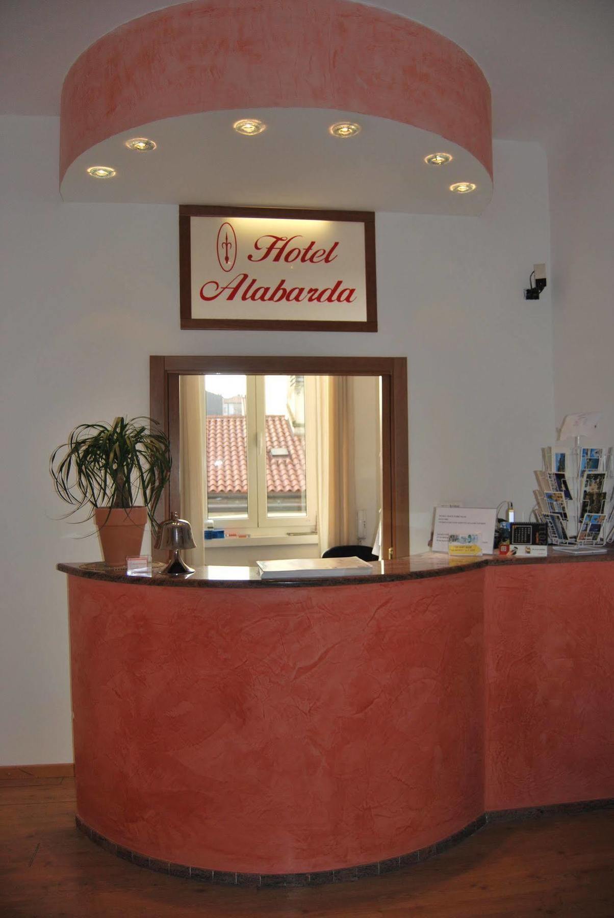 Hotel Alabarda ตรีเอสเต ภายนอก รูปภาพ