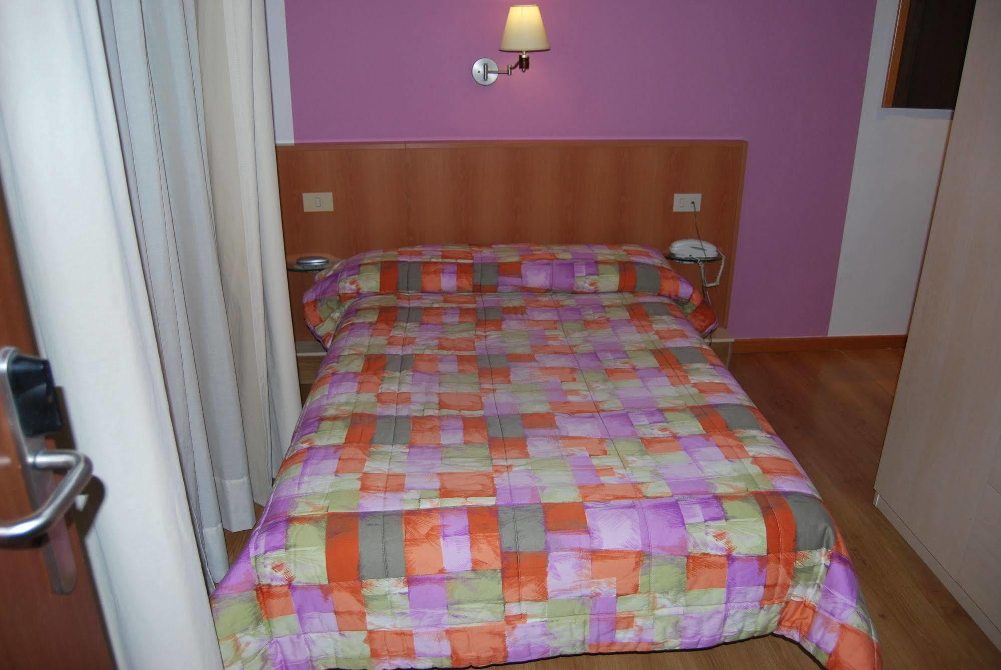 Hotel Alabarda ตรีเอสเต ภายนอก รูปภาพ
