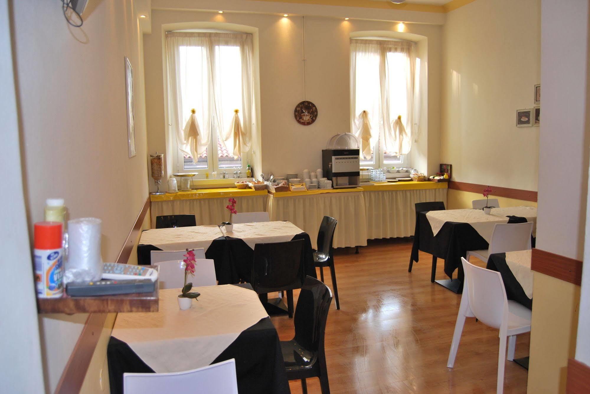 Hotel Alabarda ตรีเอสเต ภายนอก รูปภาพ