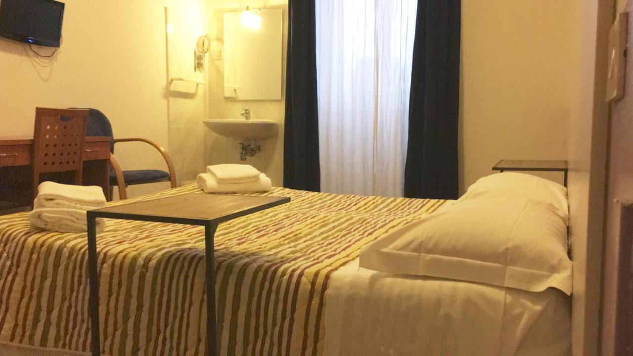 Hotel Alabarda ตรีเอสเต ภายนอก รูปภาพ