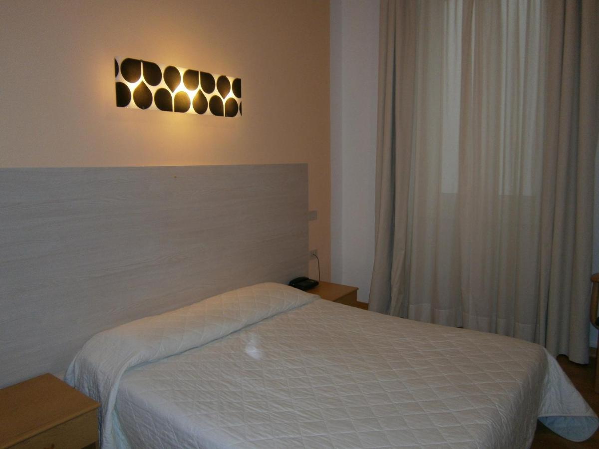 Hotel Alabarda ตรีเอสเต ภายนอก รูปภาพ