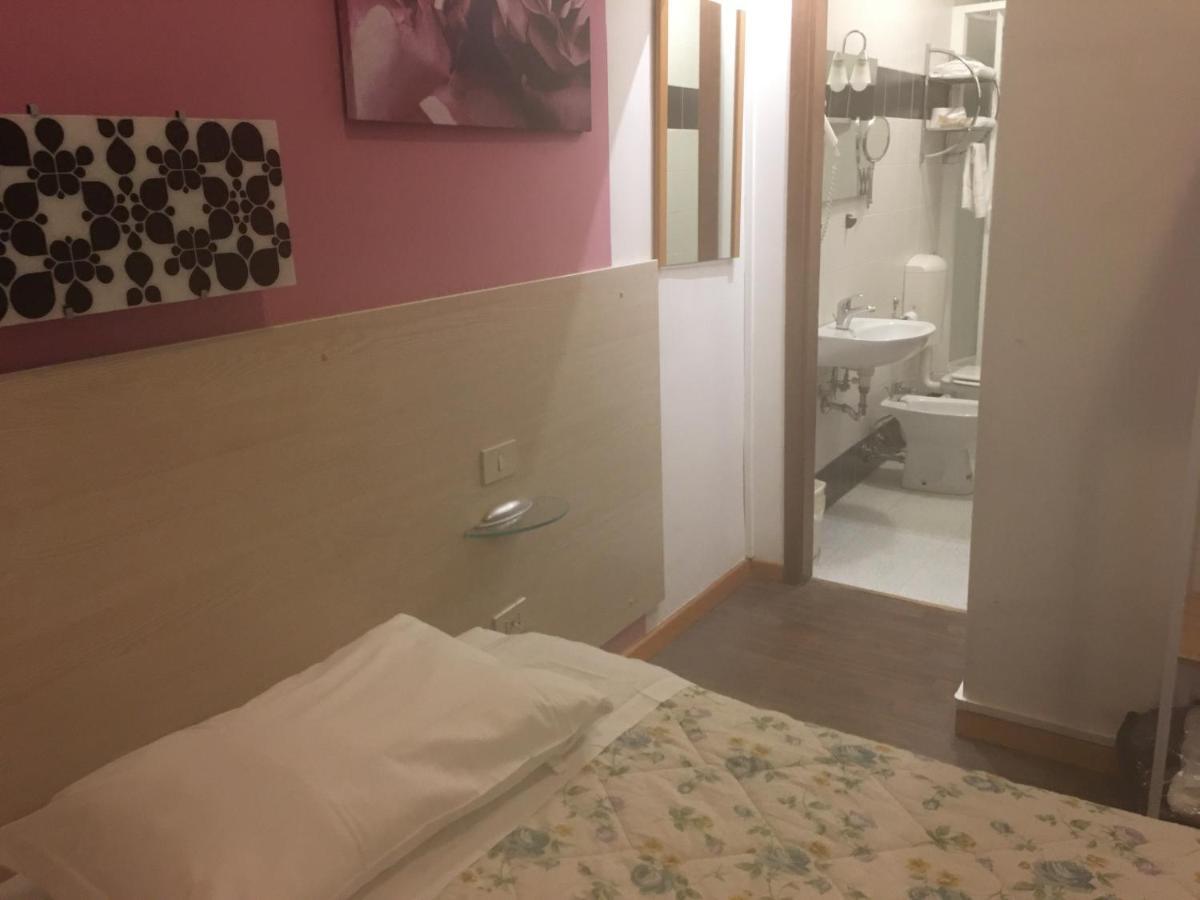 Hotel Alabarda ตรีเอสเต ภายนอก รูปภาพ